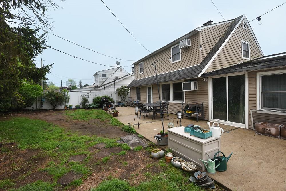 21 Potter Lane, Levittown, New York image 15