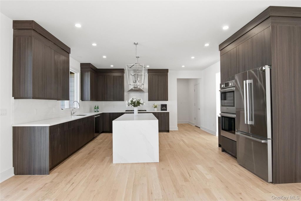 Photo of 16 Otsego Place, Jericho, NY 11753 (MLS # 980134)