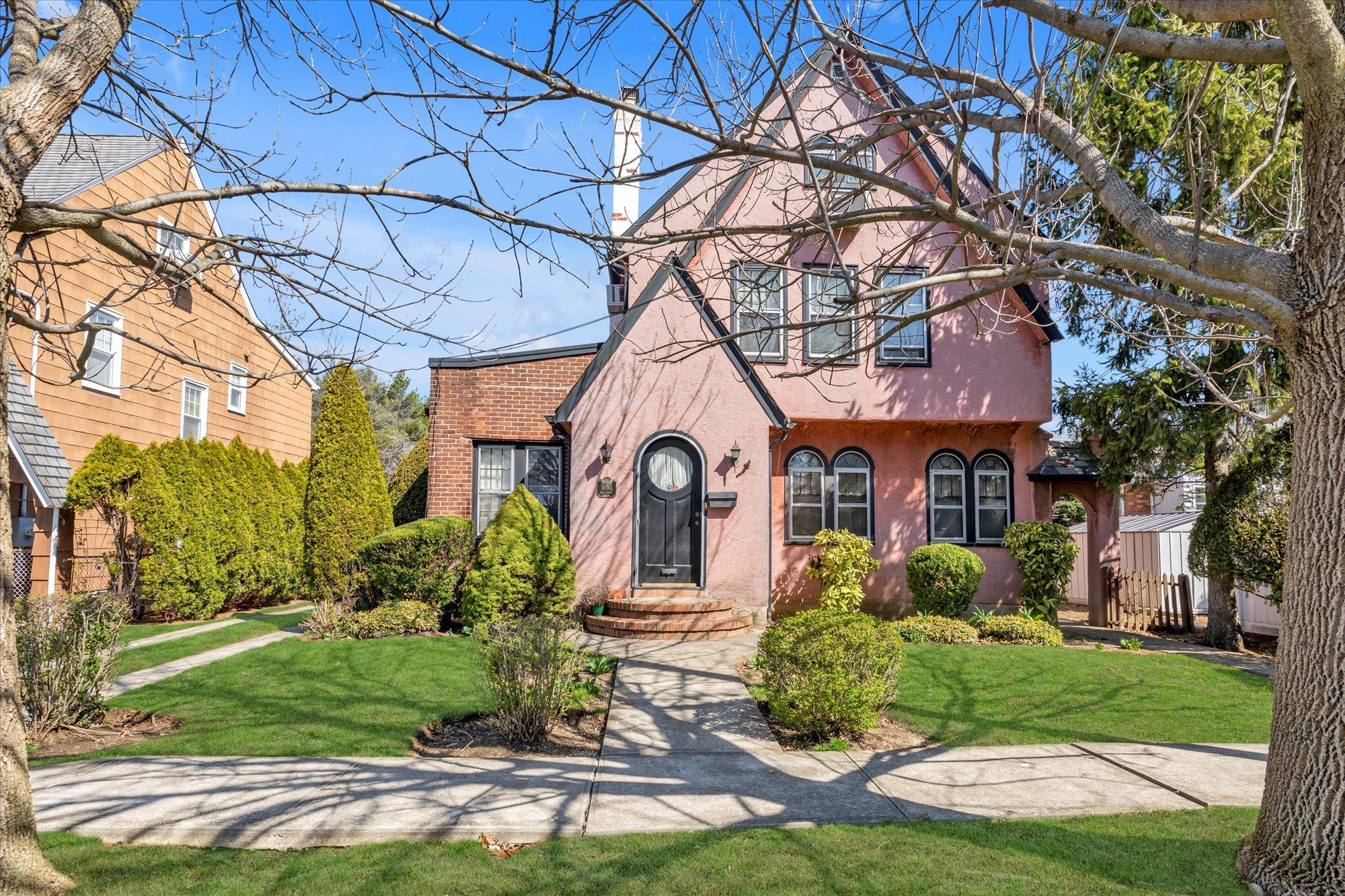 9 May Court, West Hempstead, New York image 1