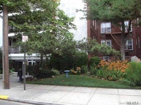 Photo of 100 Brooklyn Avenue #3S, Freeport, NY 11520 (MLS # 929654)