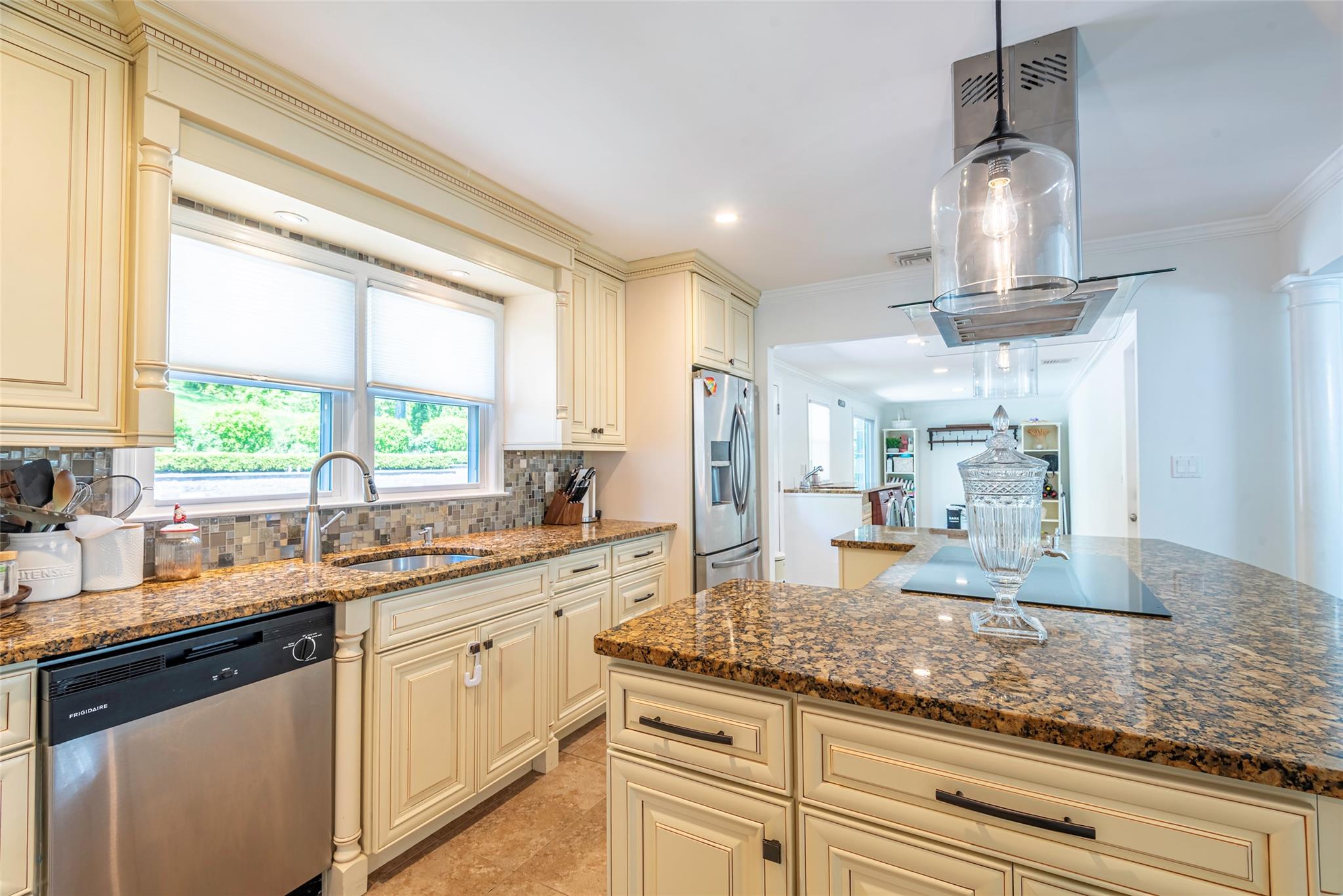 21 Grayon Drive, Dix Hills, New York image 17