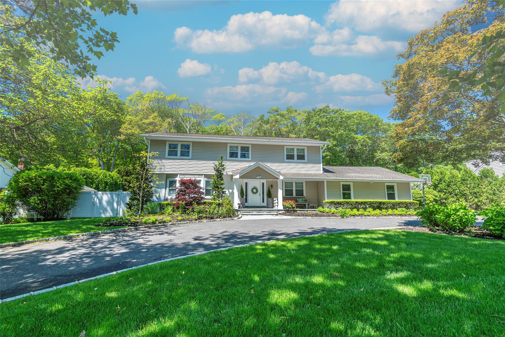 21 Grayon Drive, Dix Hills, New York image 1