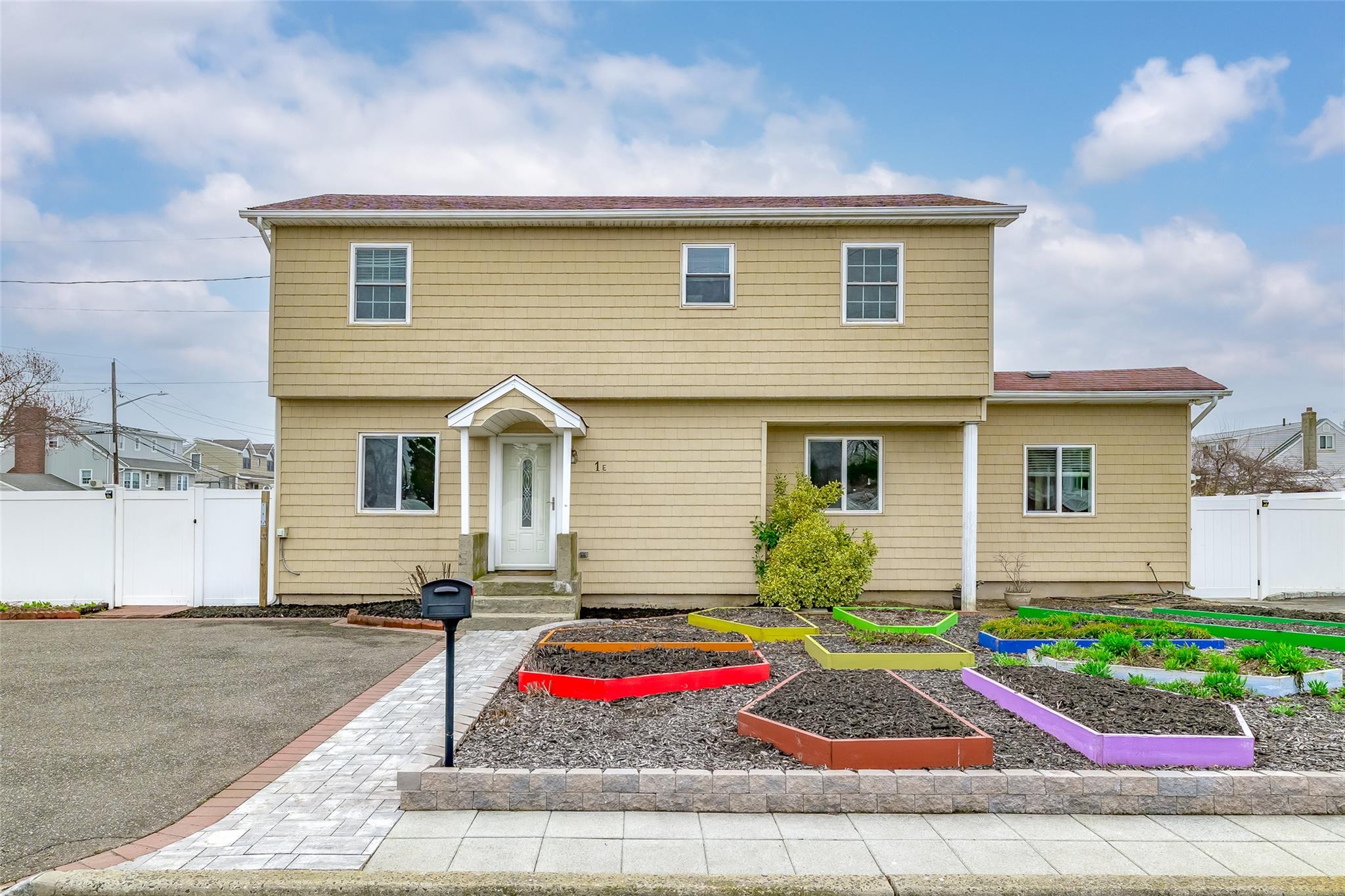 1 E Saltaire Road, Lindenhurst, Florida image 1