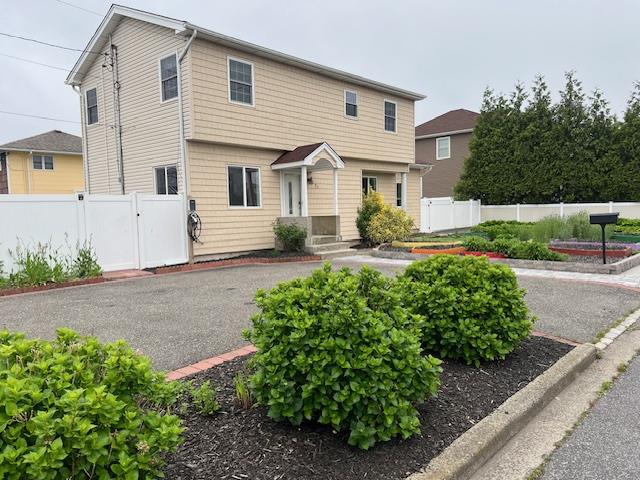 1 E Saltaire Road, Lindenhurst, New York image 1