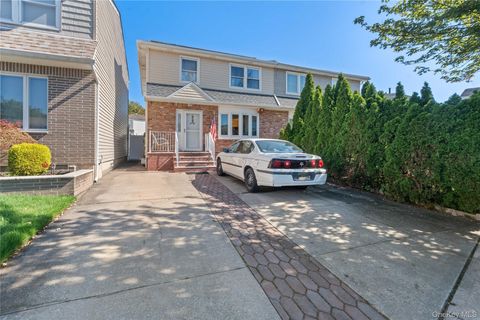 Photo of 29 ASHWOOD COURT Ct, Staten Island, NY 10308 (MLS # 920748)