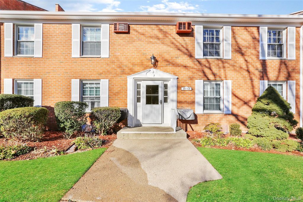 Photo of 120 Parkside #120, Suffern, NY 10901 (MLS # 945524)