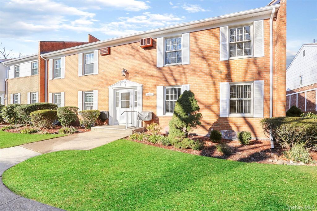 Photo of 120 Parkside #120, Suffern, NY 10901 (MLS # 945524)