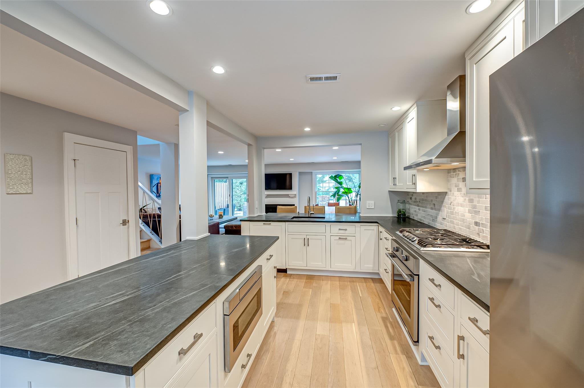 12 Sutton Place, Islip, New York image 6