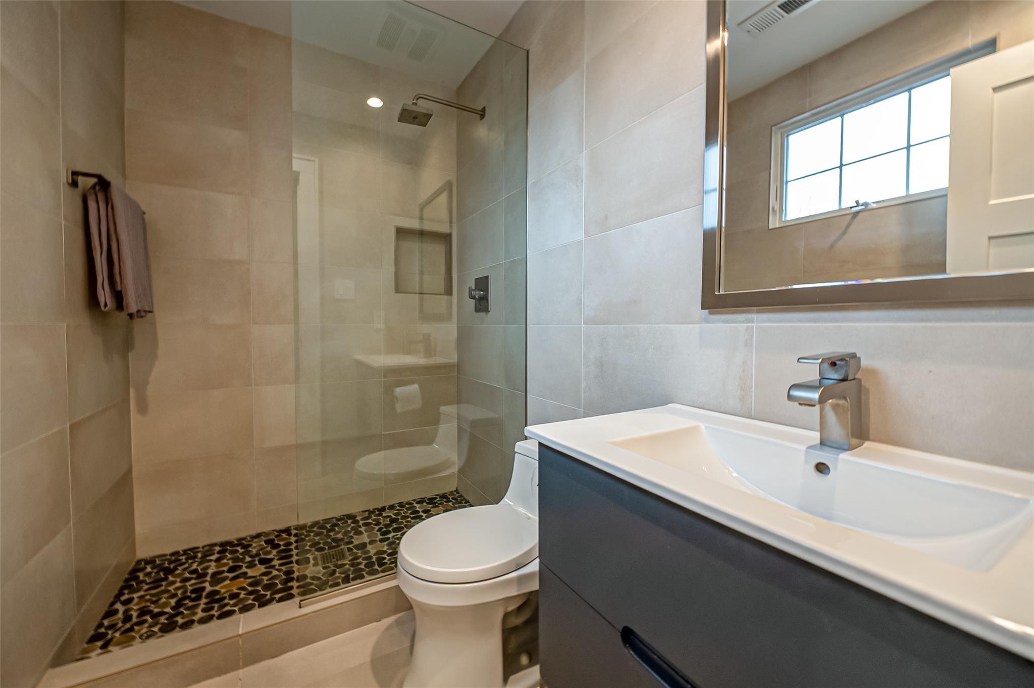 12 Sutton Place, Islip, New York image 23