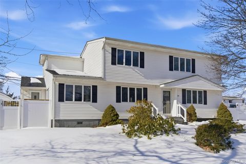 Photo of 25 Whitetail Lane, Commack, NY 11725 (MLS # 960693)
