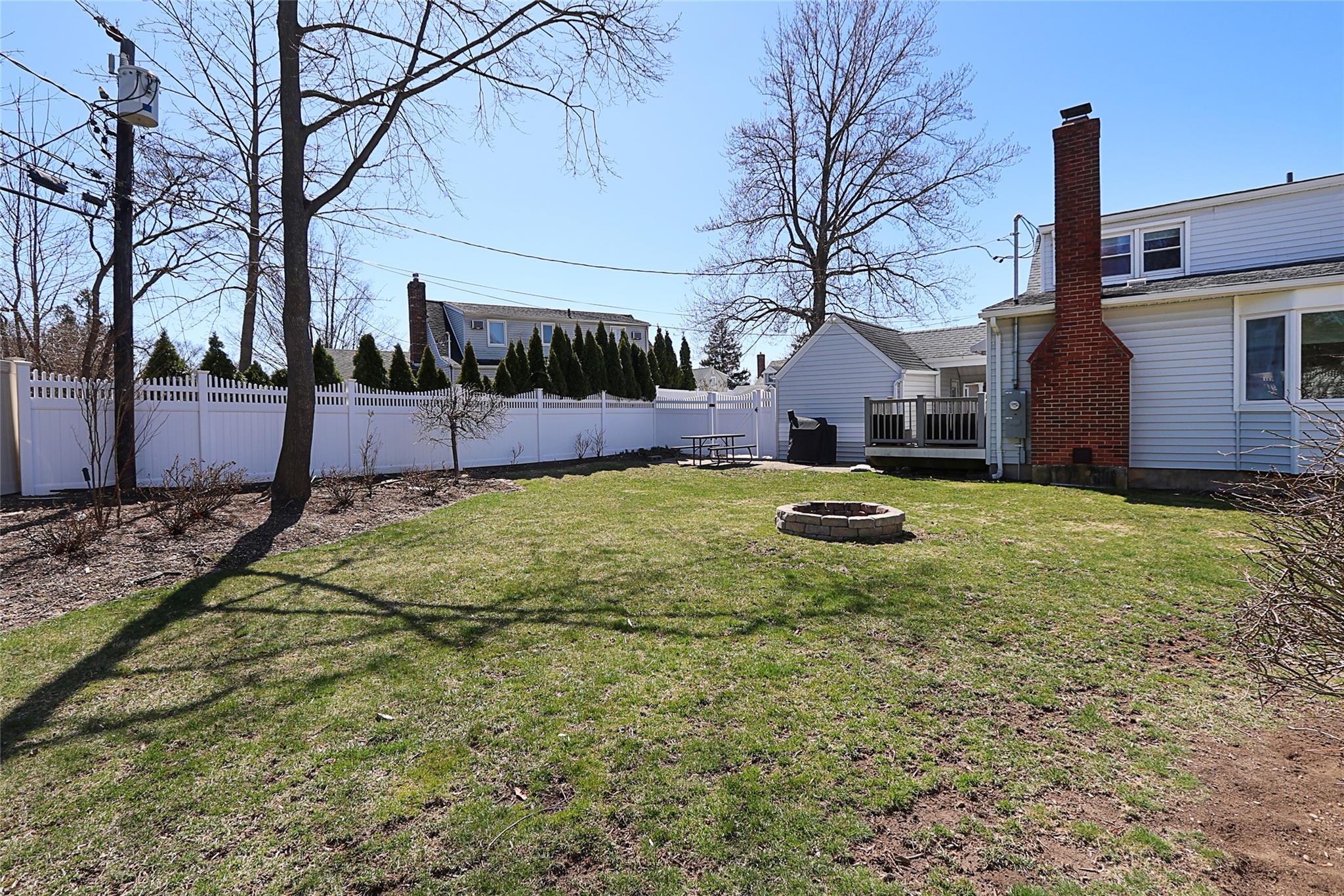 Oyster Bay, New York 11791, United States, 4 Bedrooms Bedrooms, ,2 BathroomsBathrooms,Residential,Active,96408