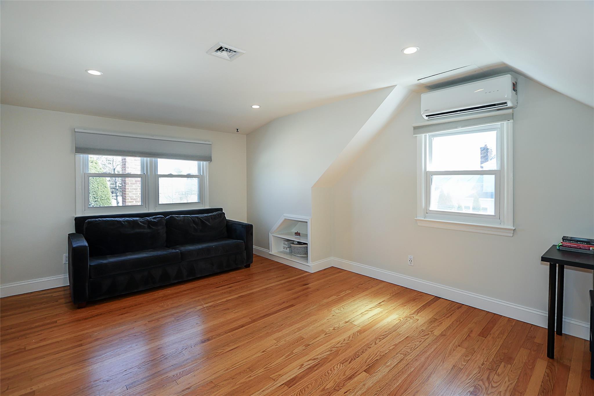 Oyster Bay, New York 11791, United States, 4 Bedrooms Bedrooms, ,2 BathroomsBathrooms,Residential,Active,96408