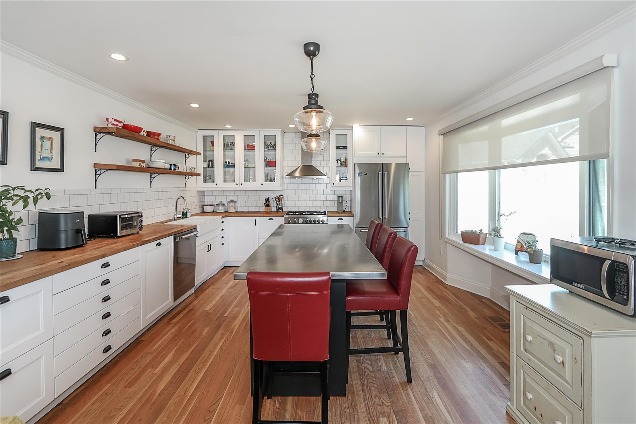 Oyster Bay, New York 11791, United States, 4 Bedrooms Bedrooms, ,2 BathroomsBathrooms,Residential,Active,96408