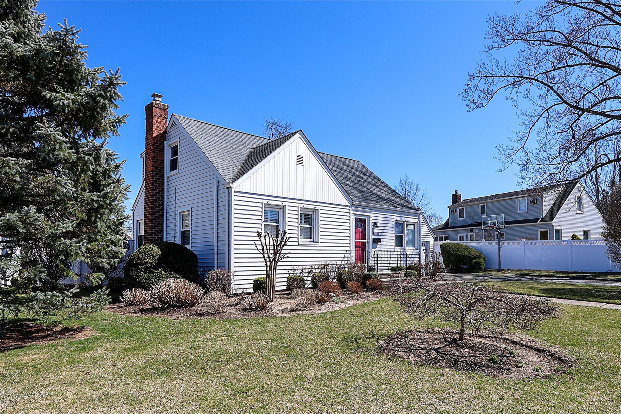 Oyster Bay, New York 11791, United States, 4 Bedrooms Bedrooms, ,2 BathroomsBathrooms,Residential,Active,96408