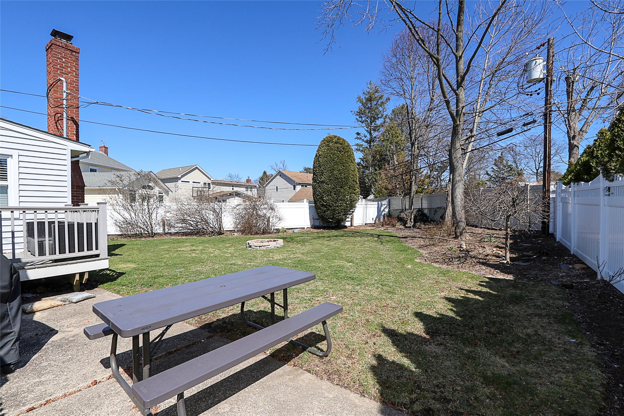 Oyster Bay, New York 11791, United States, 4 Bedrooms Bedrooms, ,2 BathroomsBathrooms,Residential,Active,96408