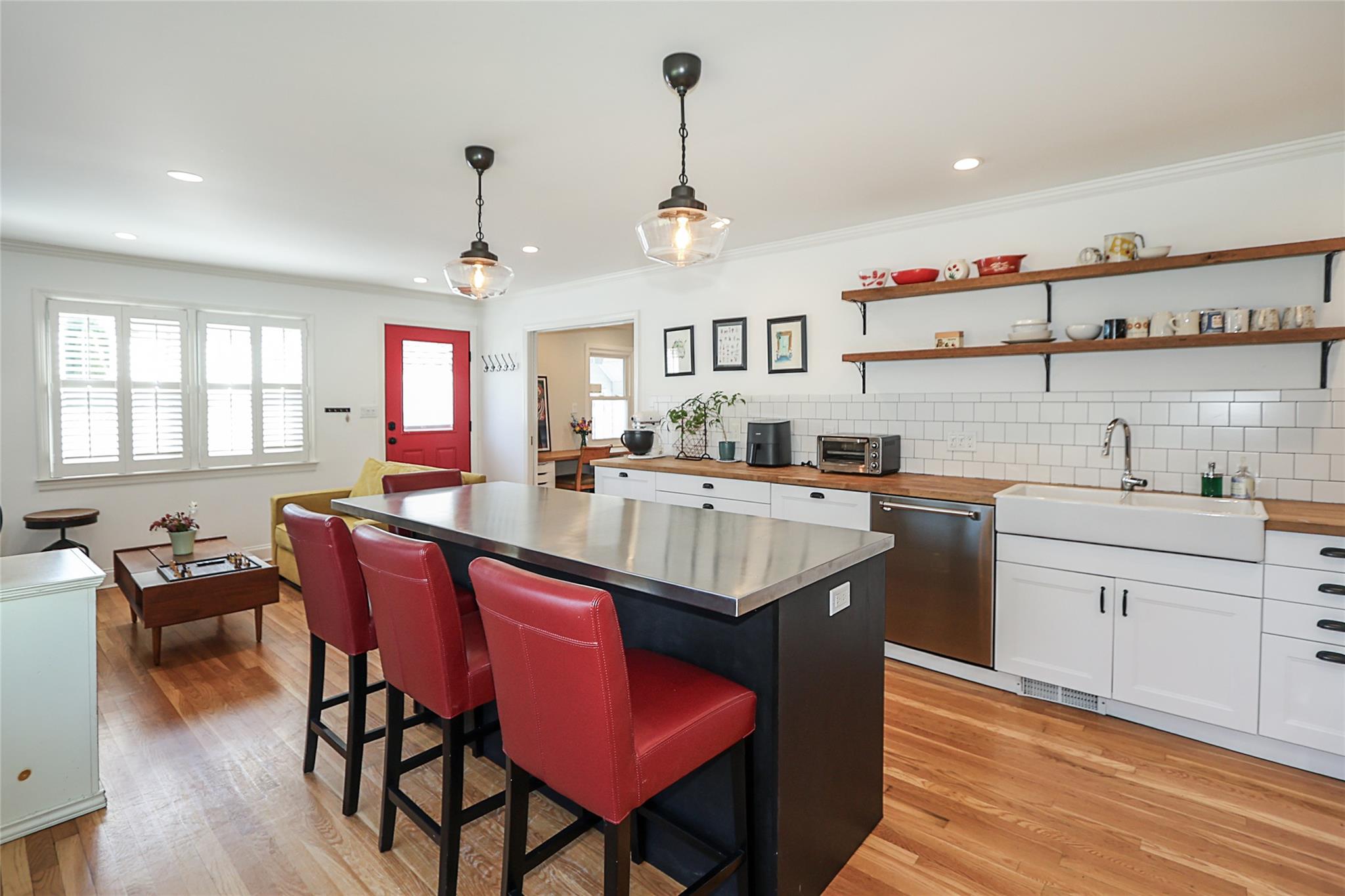 Oyster Bay, New York 11791, United States, 4 Bedrooms Bedrooms, ,2 BathroomsBathrooms,Residential,Active,96408