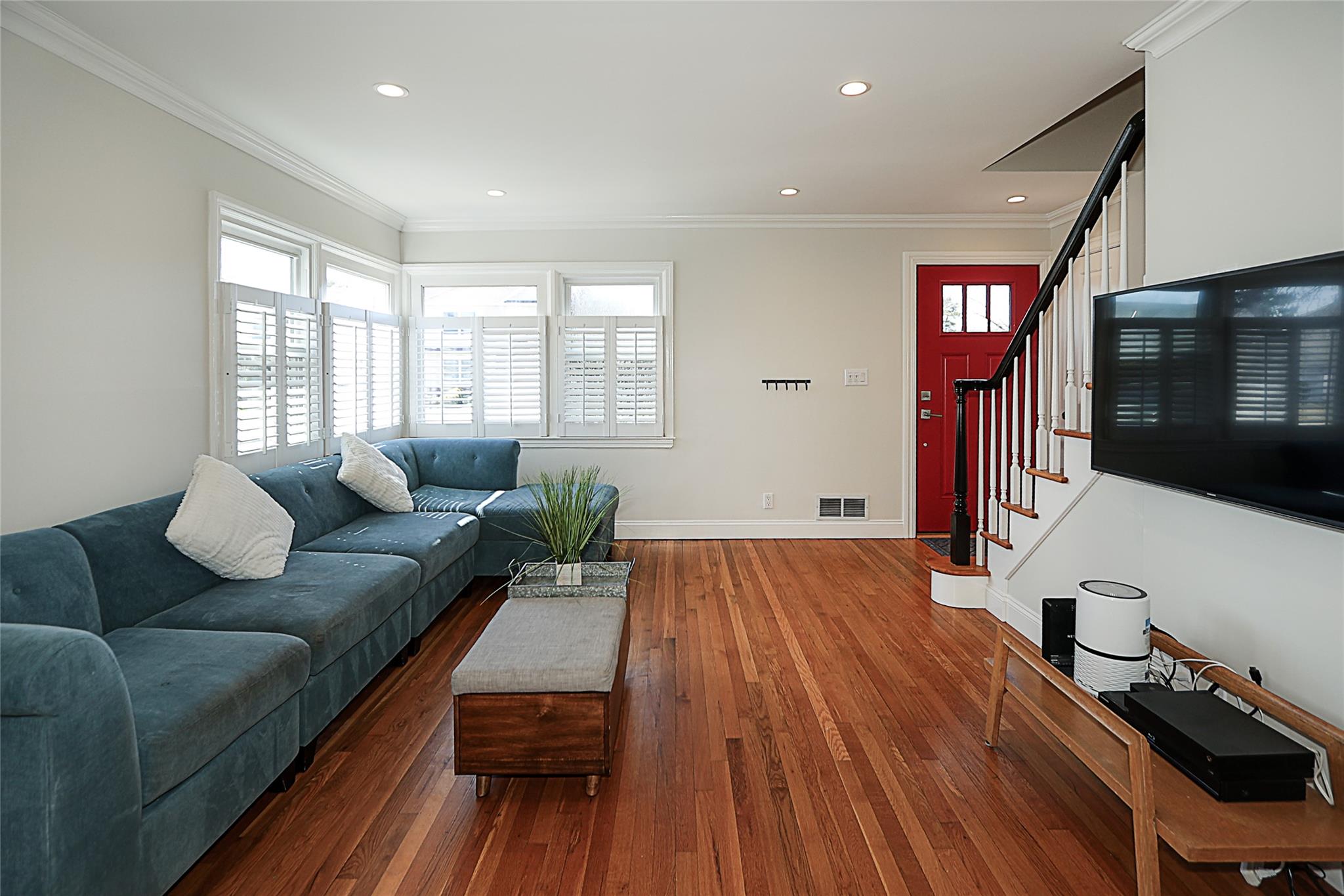 Oyster Bay, New York 11791, United States, 4 Bedrooms Bedrooms, ,2 BathroomsBathrooms,Residential,Active,96408