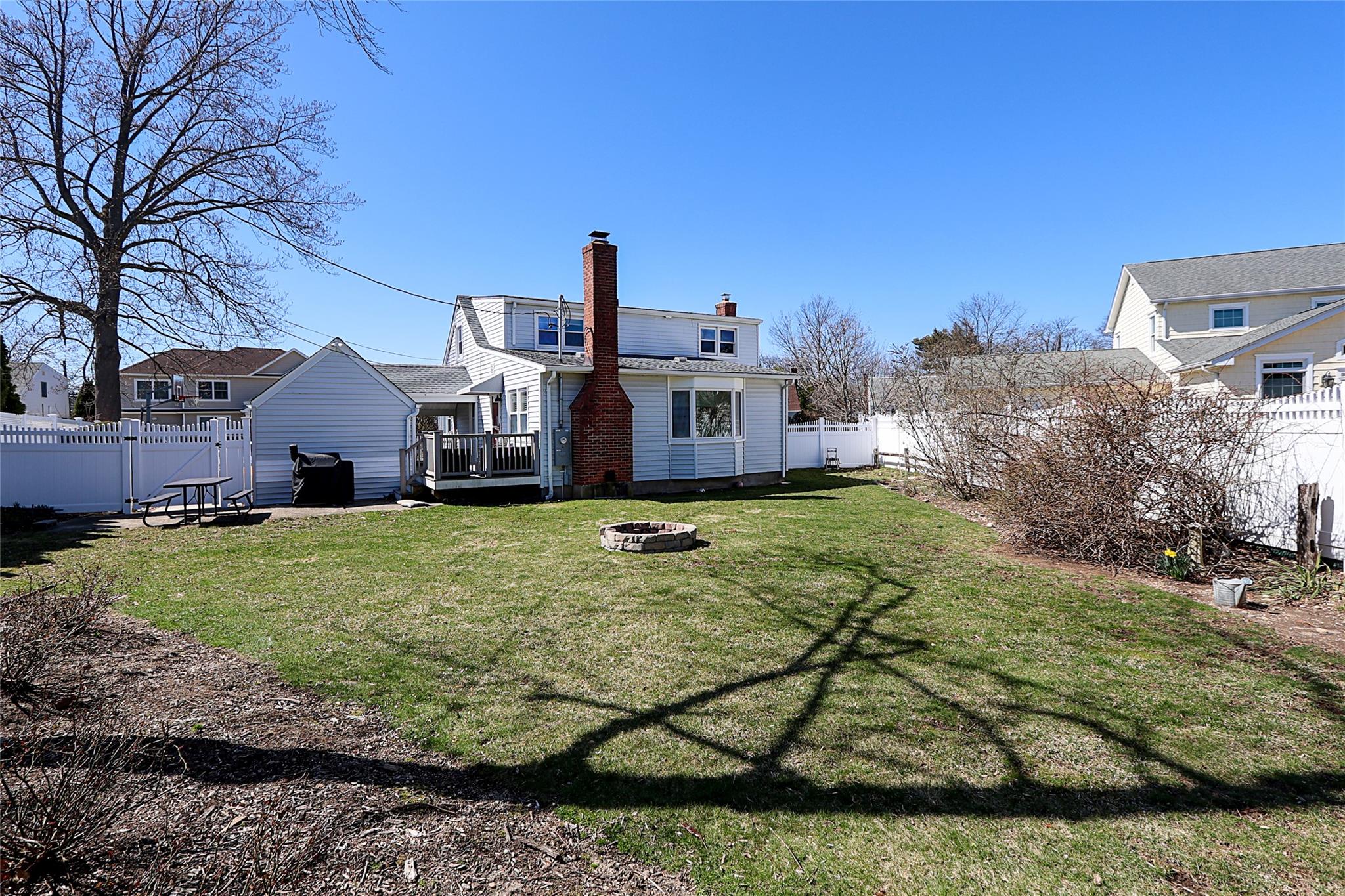 Oyster Bay, New York 11791, United States, 4 Bedrooms Bedrooms, ,2 BathroomsBathrooms,Residential,Active,96408