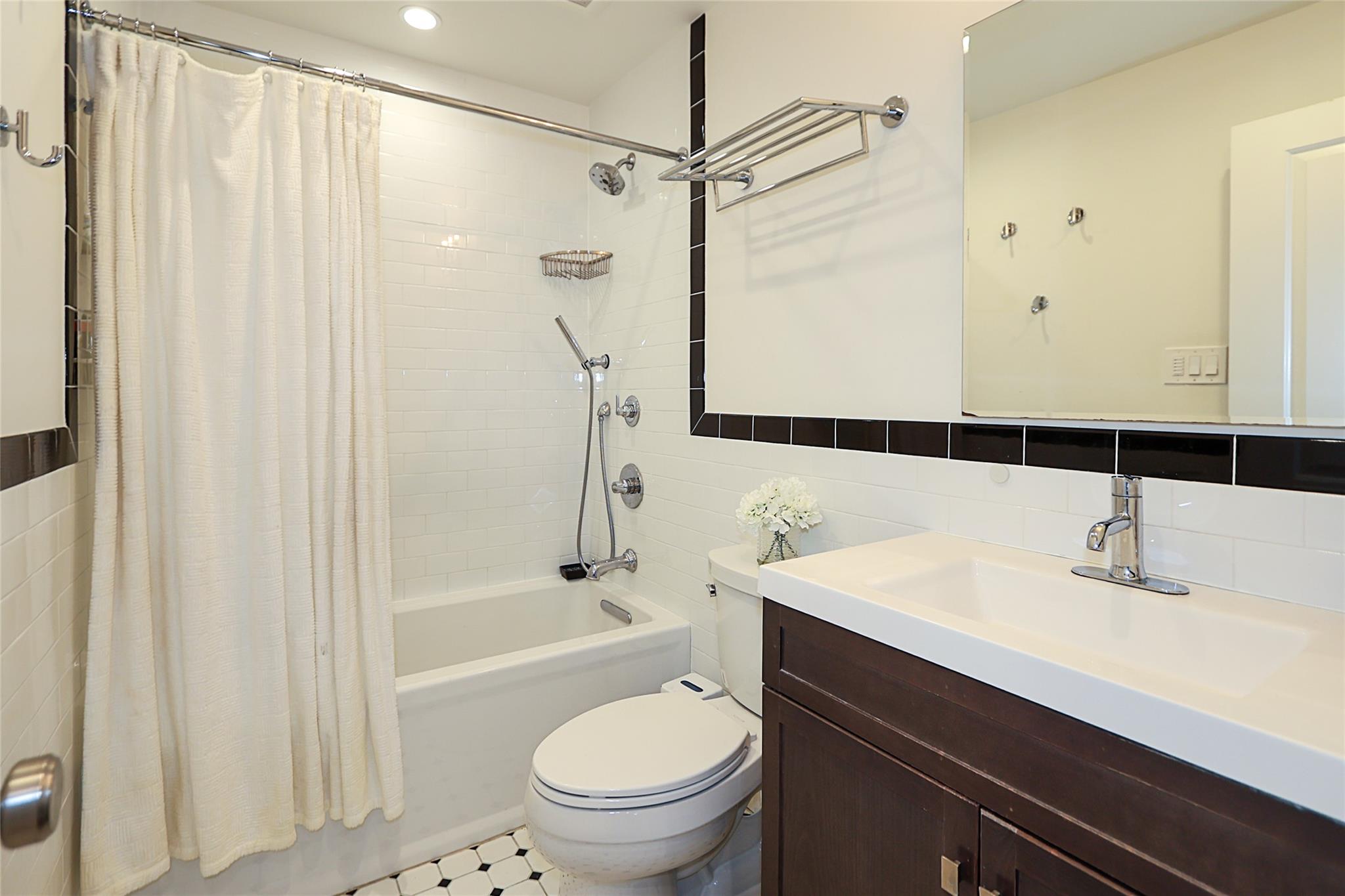 Oyster Bay, New York 11791, United States, 4 Bedrooms Bedrooms, ,2 BathroomsBathrooms,Residential,Active,96408