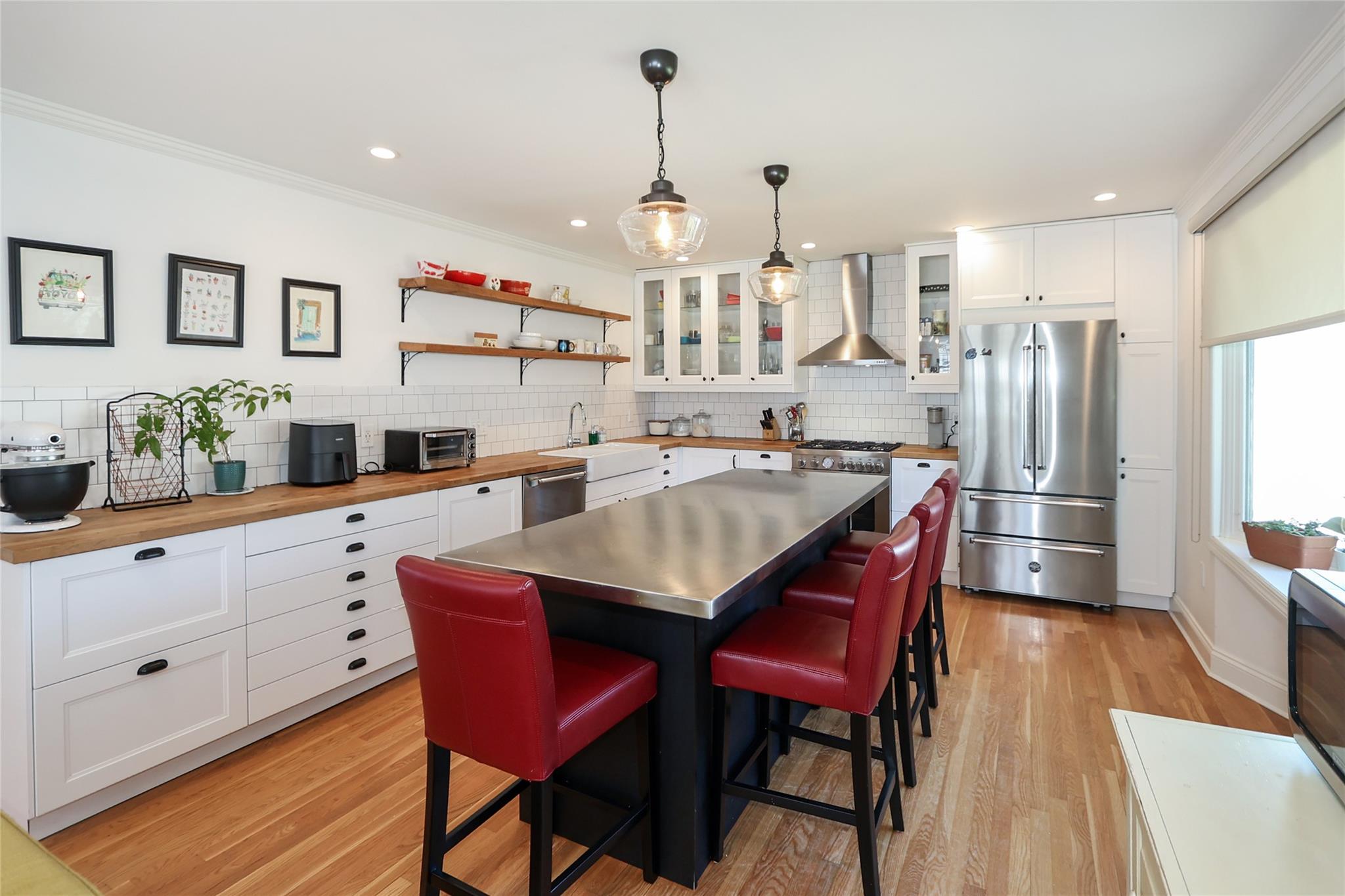 Oyster Bay, New York 11791, United States, 4 Bedrooms Bedrooms, ,2 BathroomsBathrooms,Residential,Active,96408