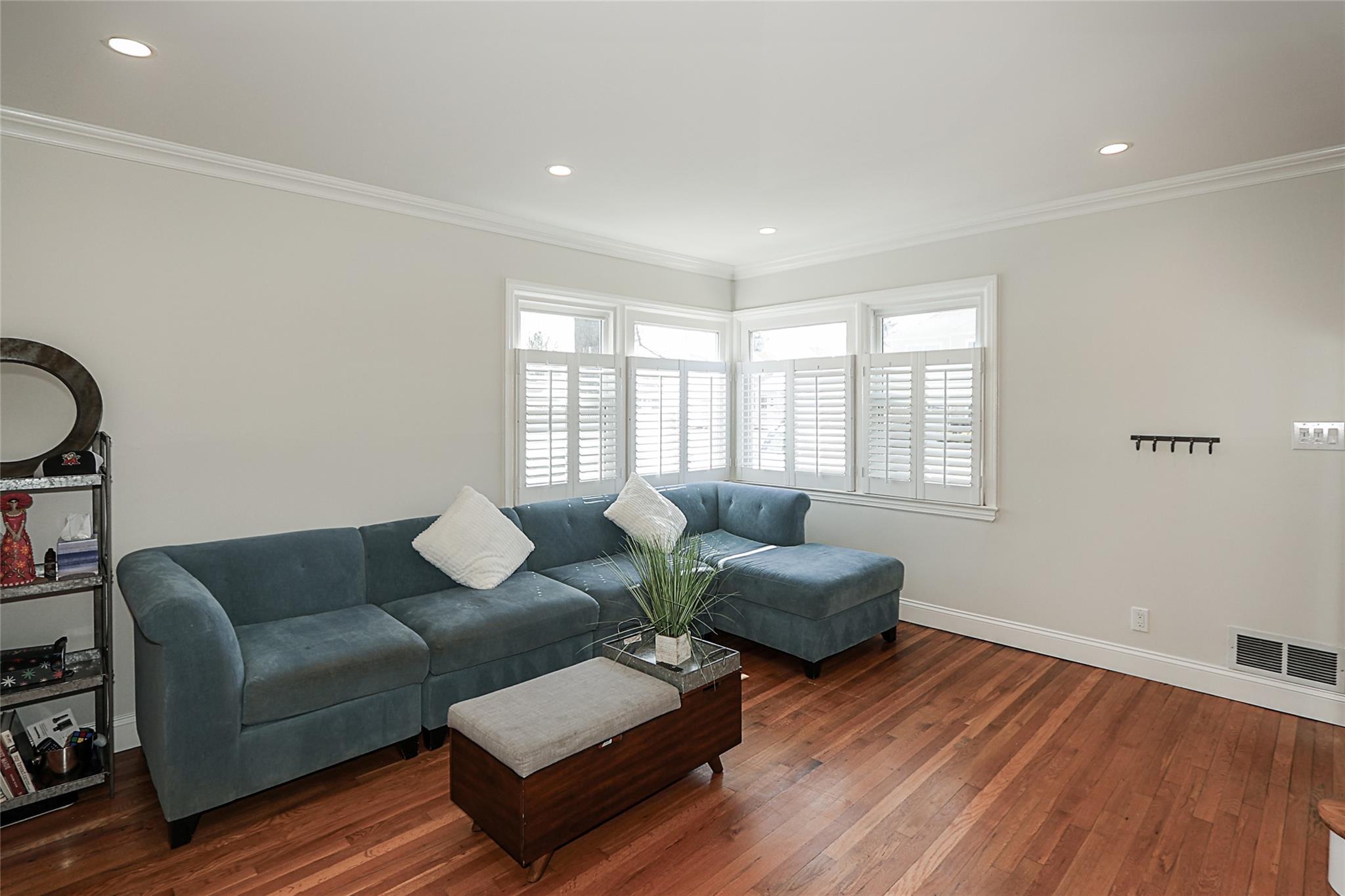 Oyster Bay, New York 11791, United States, 4 Bedrooms Bedrooms, ,2 BathroomsBathrooms,Residential,Active,96408