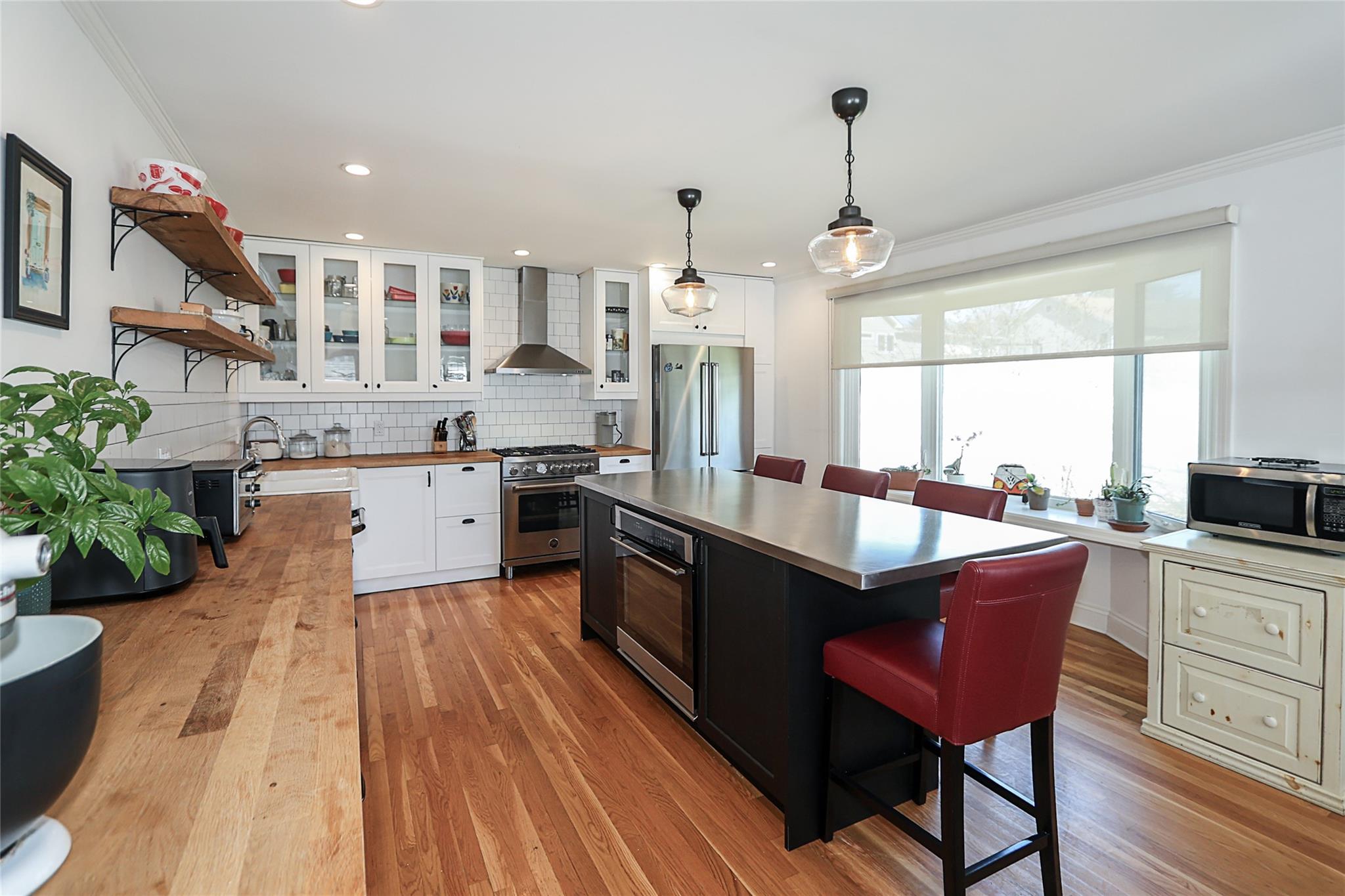 Oyster Bay, New York 11791, United States, 4 Bedrooms Bedrooms, ,2 BathroomsBathrooms,Residential,Active,96408