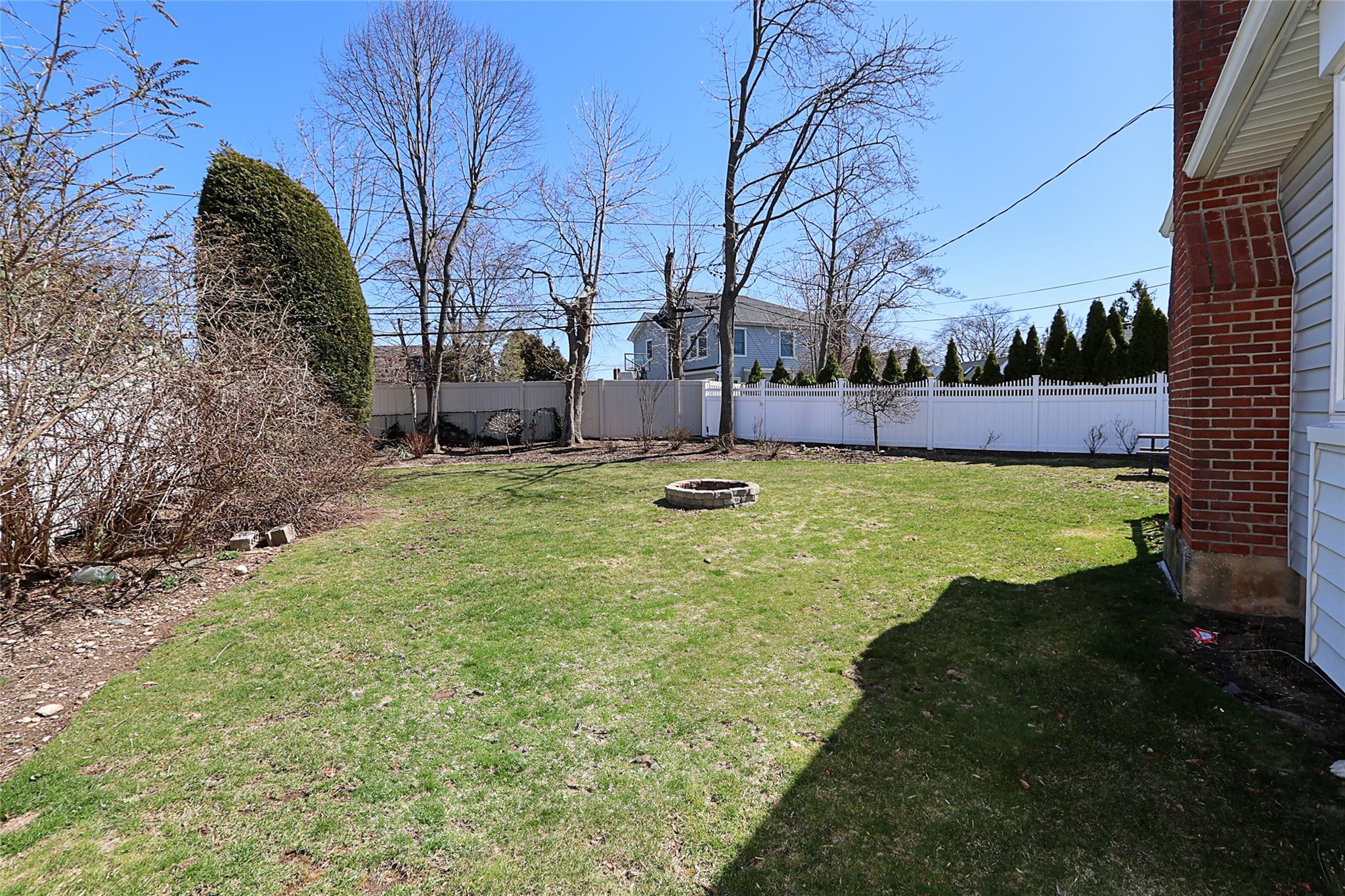 Oyster Bay, New York 11791, United States, 4 Bedrooms Bedrooms, ,2 BathroomsBathrooms,Residential,Active,96408