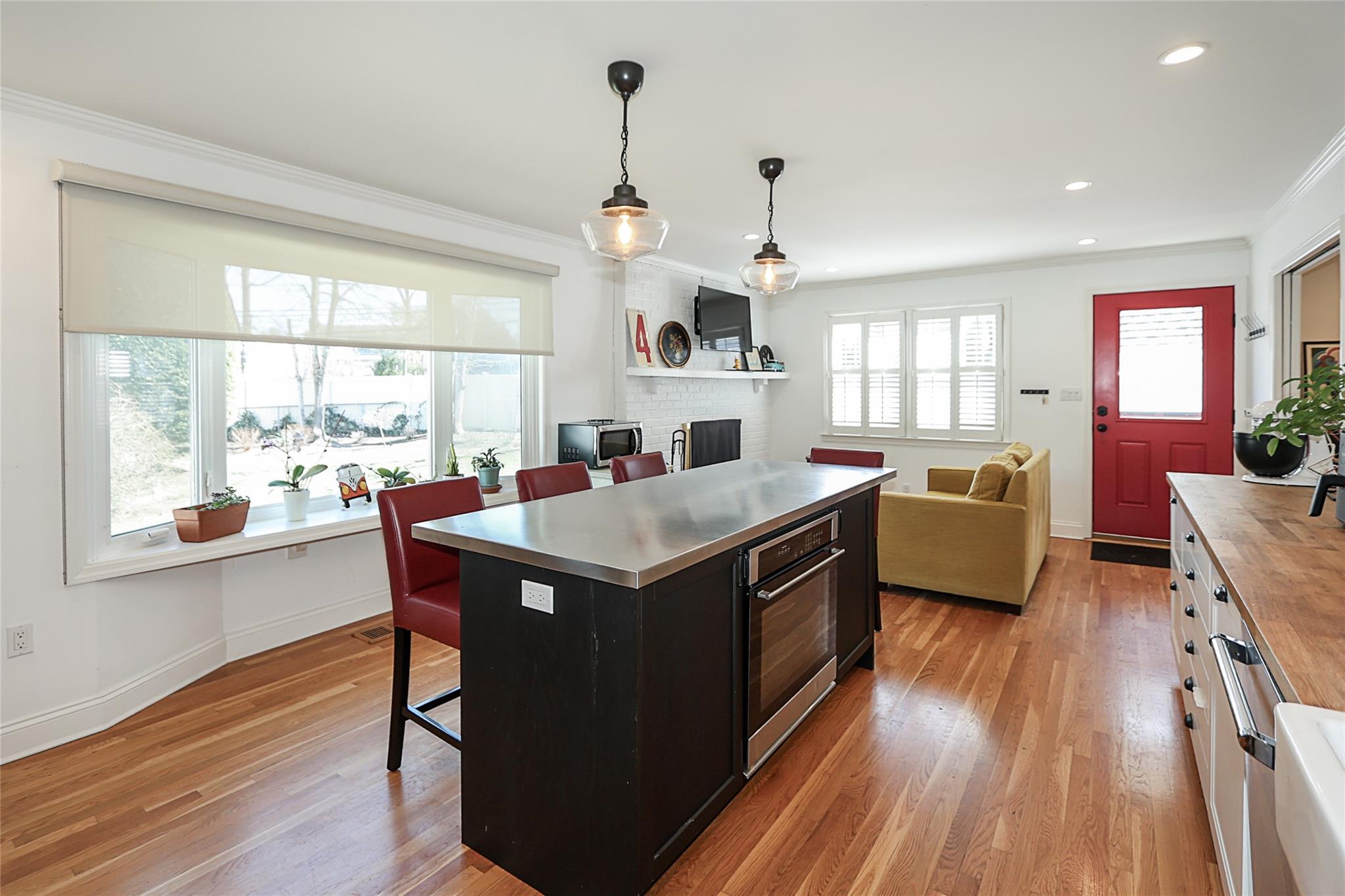 Oyster Bay, New York 11791, United States, 4 Bedrooms Bedrooms, ,2 BathroomsBathrooms,Residential,Active,96408