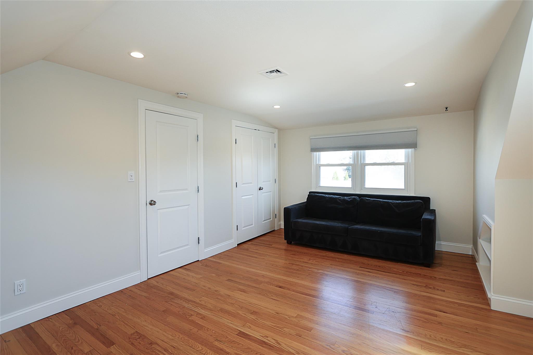 Oyster Bay, New York 11791, United States, 4 Bedrooms Bedrooms, ,2 BathroomsBathrooms,Residential,Active,96408