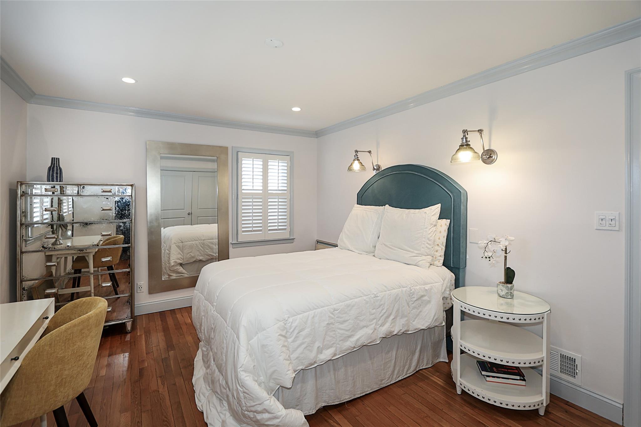 Oyster Bay, New York 11791, United States, 4 Bedrooms Bedrooms, ,2 BathroomsBathrooms,Residential,Active,96408