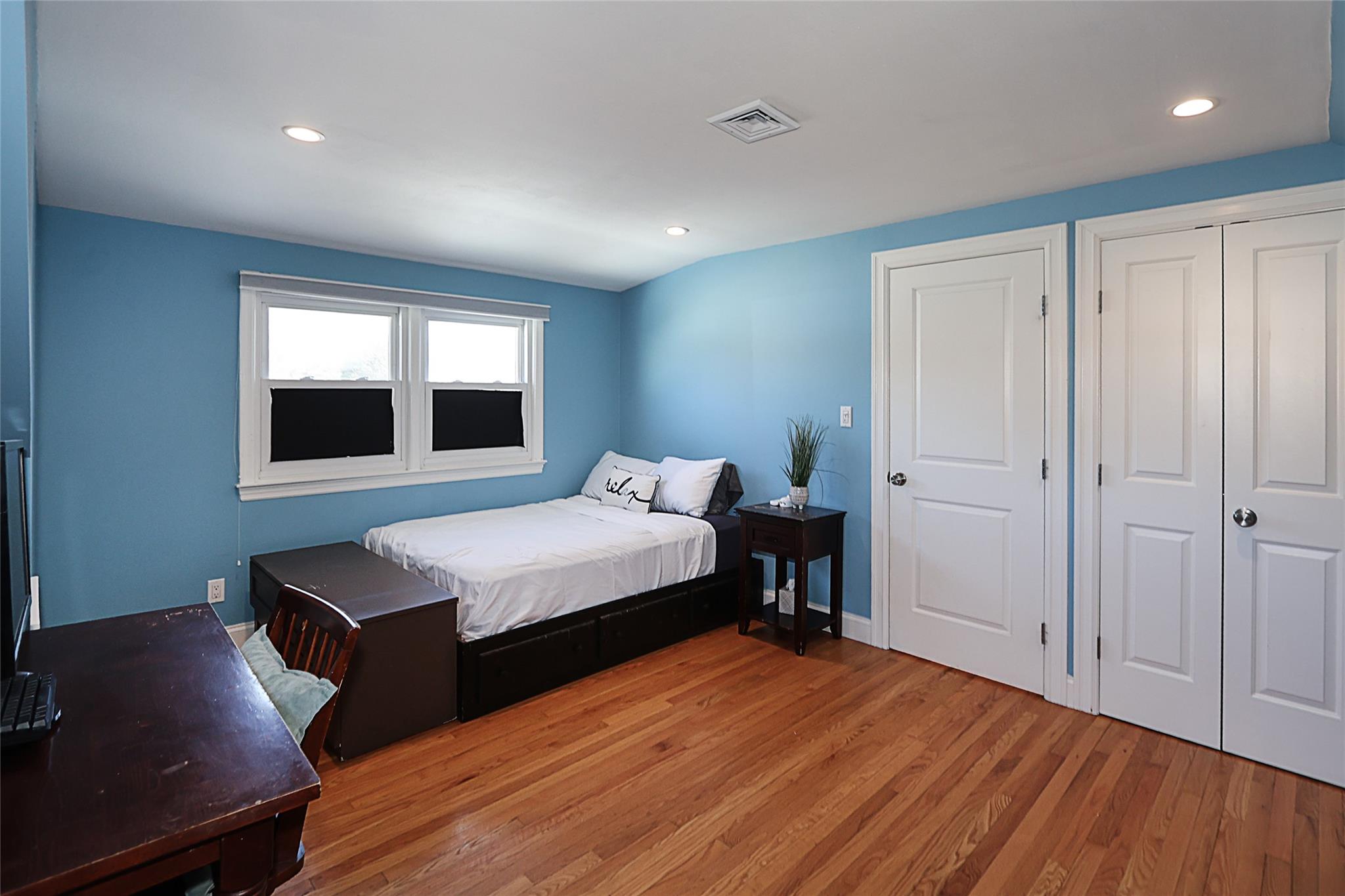 Oyster Bay, New York 11791, United States, 4 Bedrooms Bedrooms, ,2 BathroomsBathrooms,Residential,Active,96408