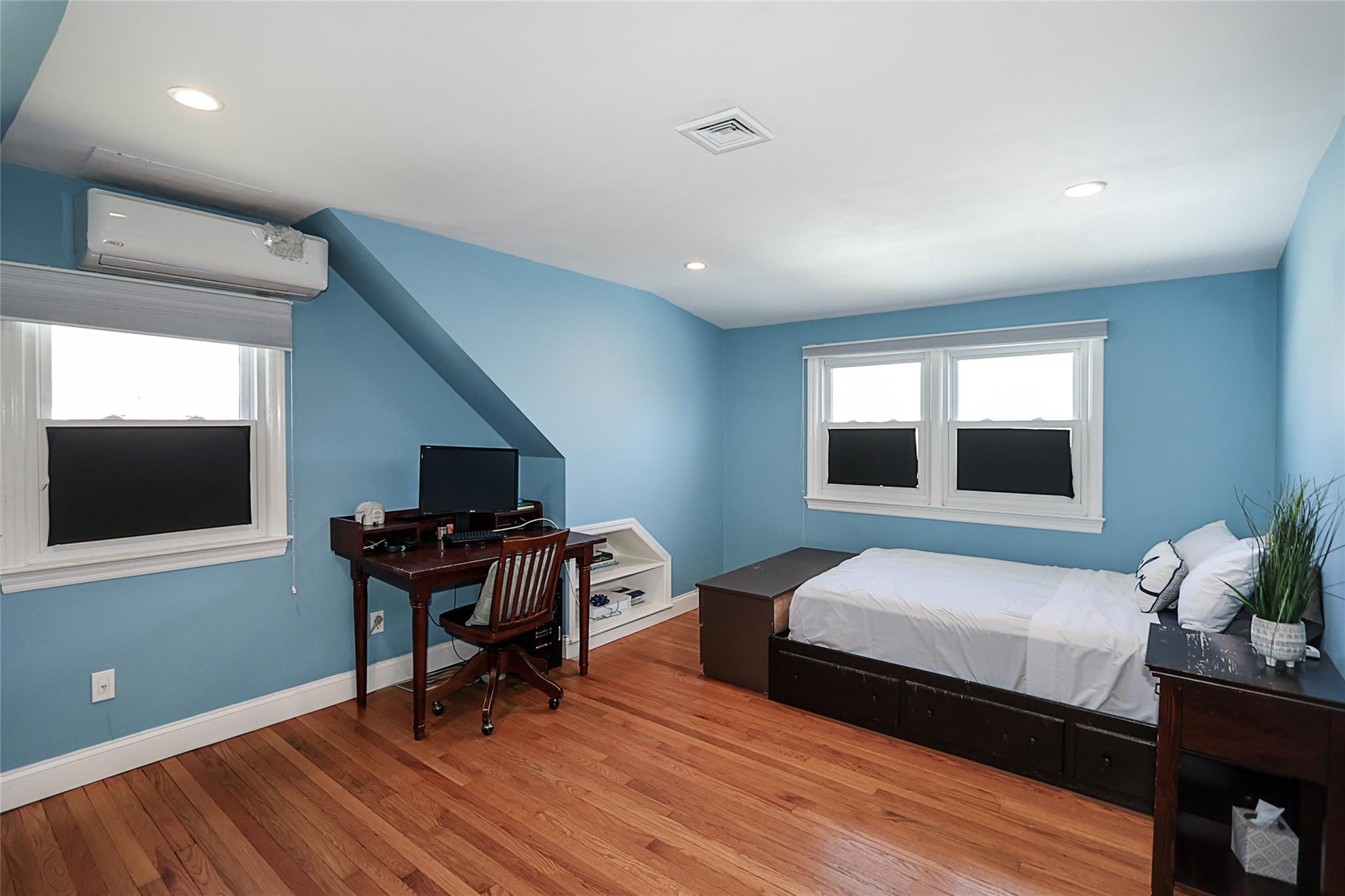 Oyster Bay, New York 11791, United States, 4 Bedrooms Bedrooms, ,2 BathroomsBathrooms,Residential,Active,96408