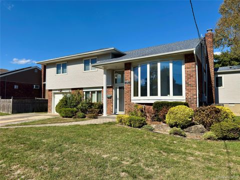 Photo of 316 Violet Street, Massapequa Park, NY 11762 (MLS # 927667) Photo of 316 Violet Street, Massapequa Park, NY 11762 (MLS # 927667)