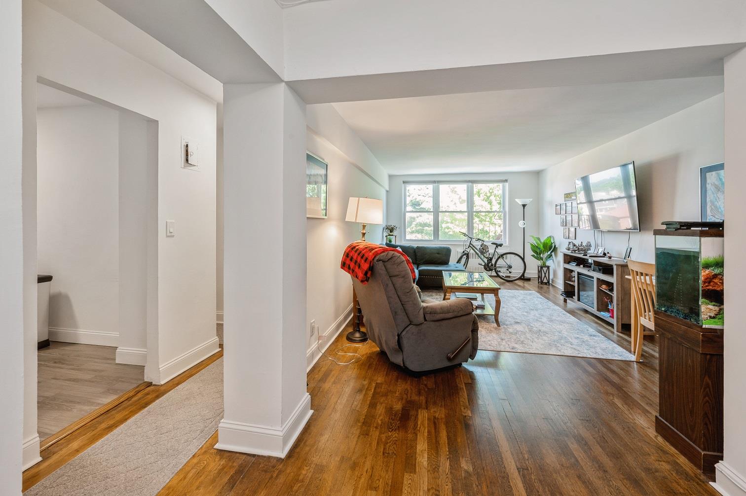 Bronx River Road 8R, Yonkers, New York - 1 Bedrooms  
1 Bathrooms  
4 Rooms - 