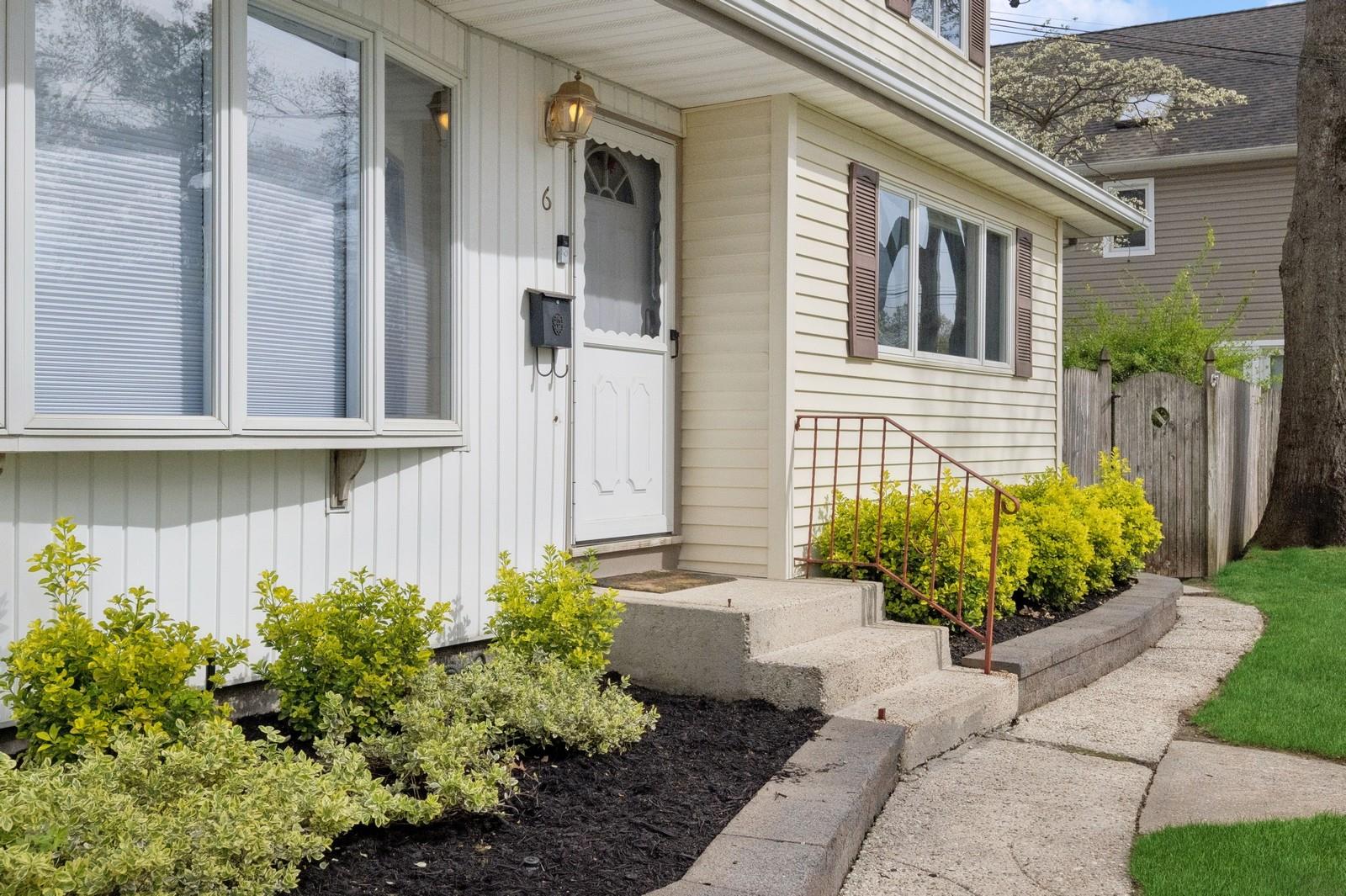 6 E Haven Lane, East Northport, New York image 1