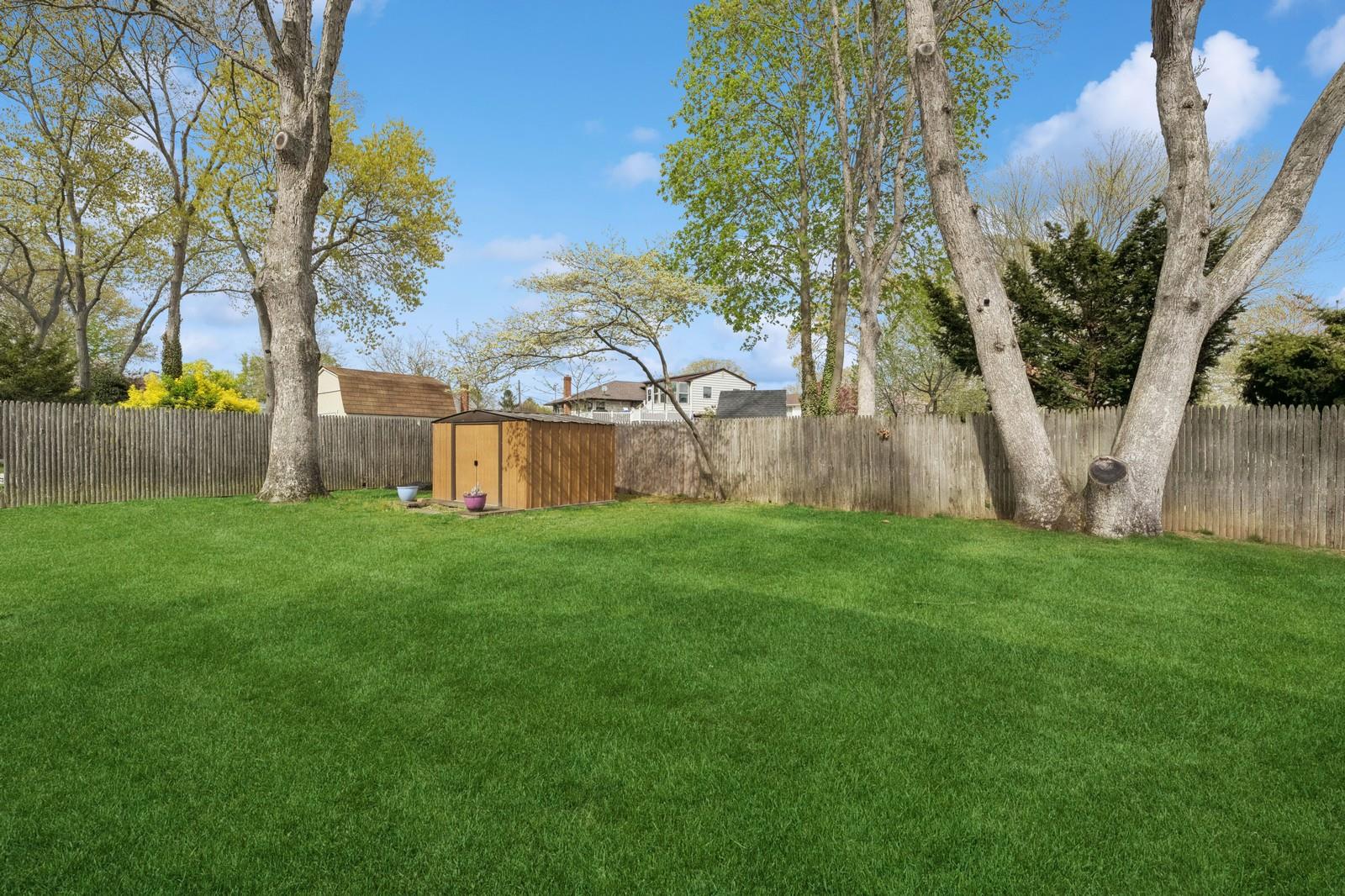 6 E Haven Lane, East Northport, New York image 21