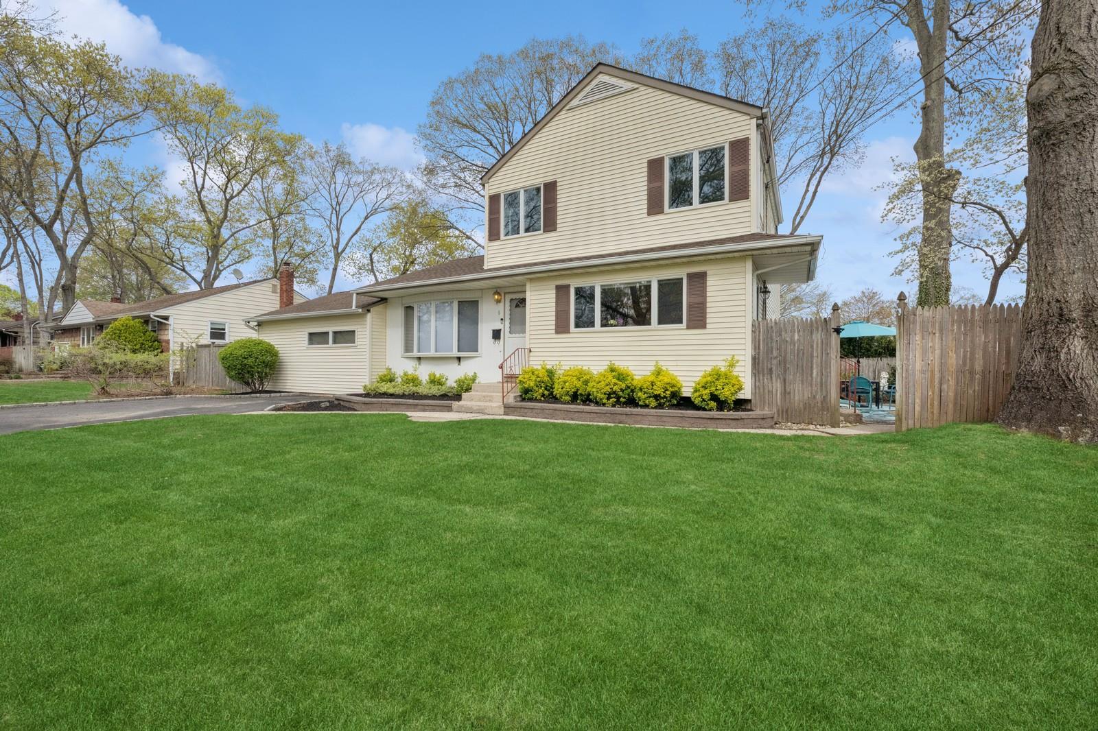 6 E Haven Lane, East Northport, New York image 2