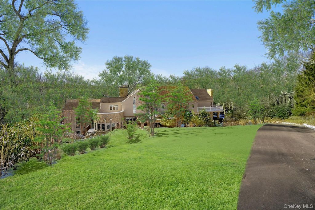 Photo of 301 Oakley Court, Mill Neck, NY 11765 (MLS # 941260)