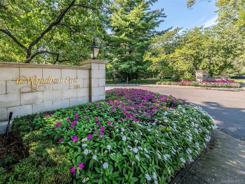 Photo of 100 Hilton Avenue #607E, Garden City, NY 11530 (MLS # 915159)