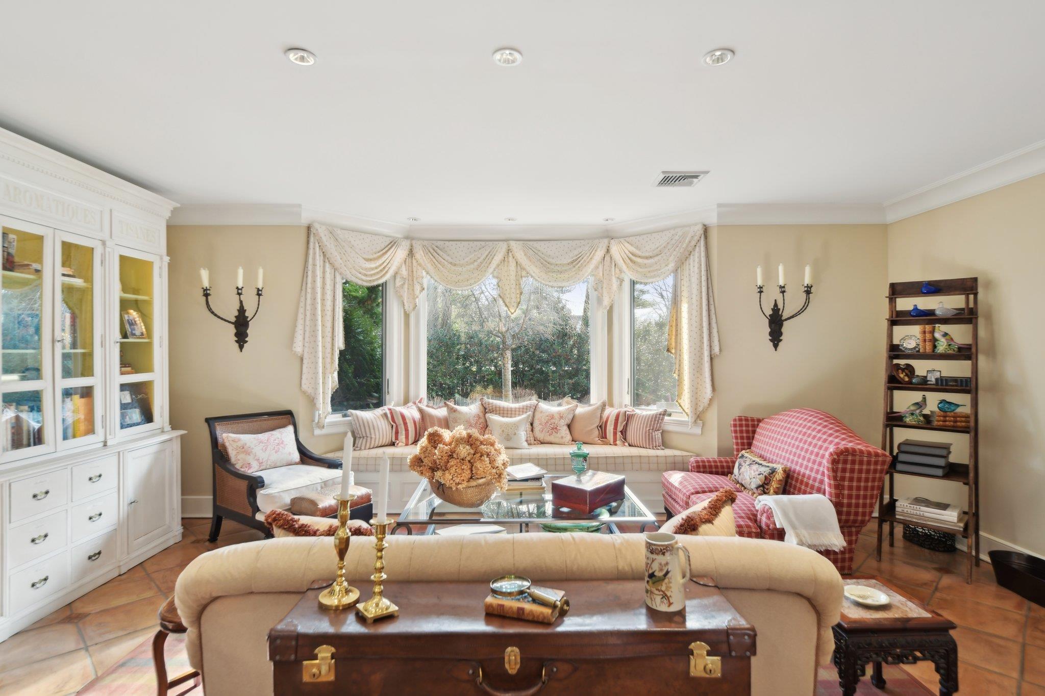 1325 Huckleberry Lane