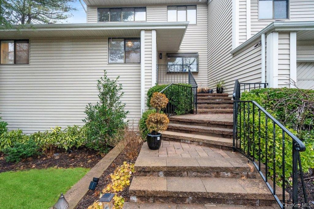 Photo of 39 Chestnut Lane, Woodbury, NY 11797 (MLS # 1005430)
