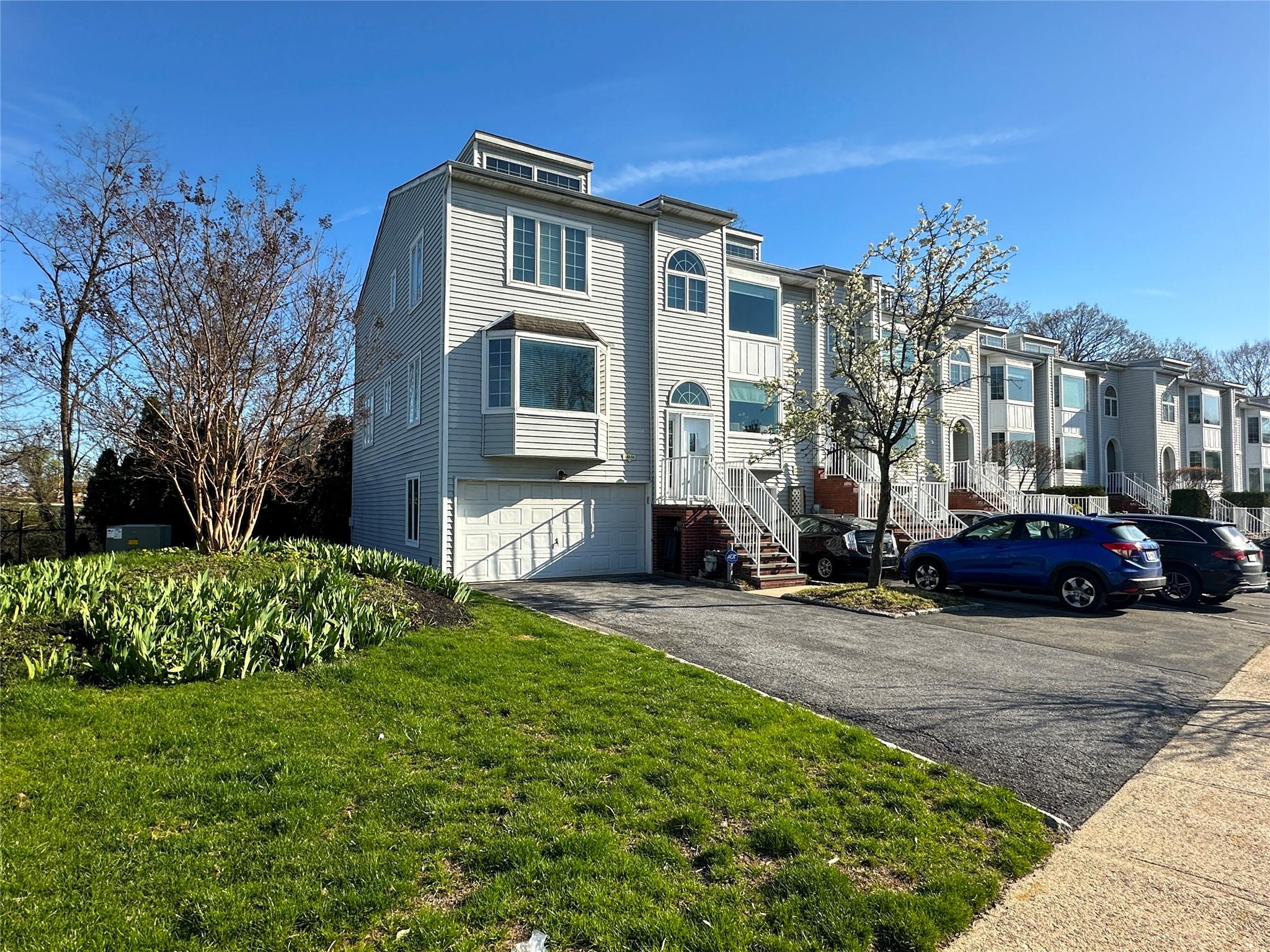 240-54 Oak Park Drive, Douglaston, New York image 30