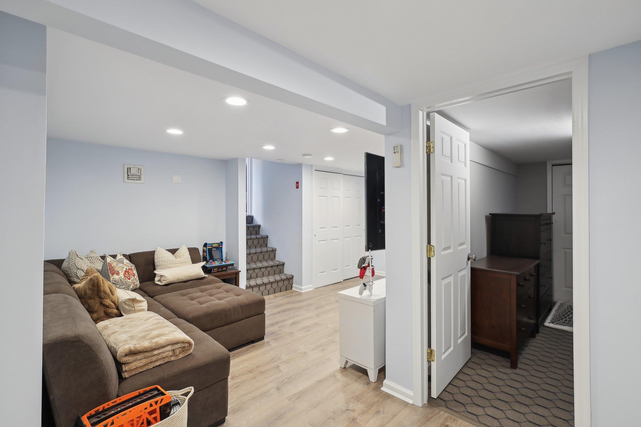 15 Farragut Road, Old Bethpage, New York image 34