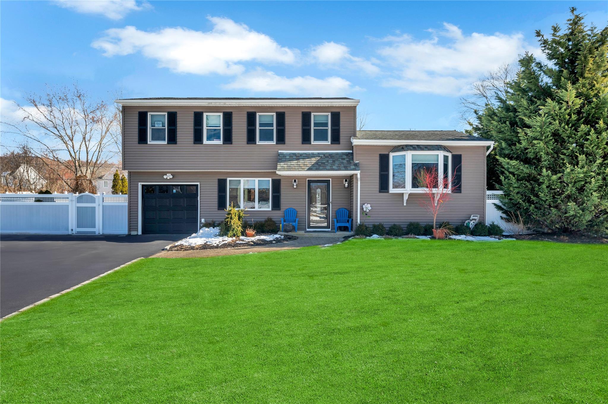 41 Roberta Avenue, Farmingville, New York image 2