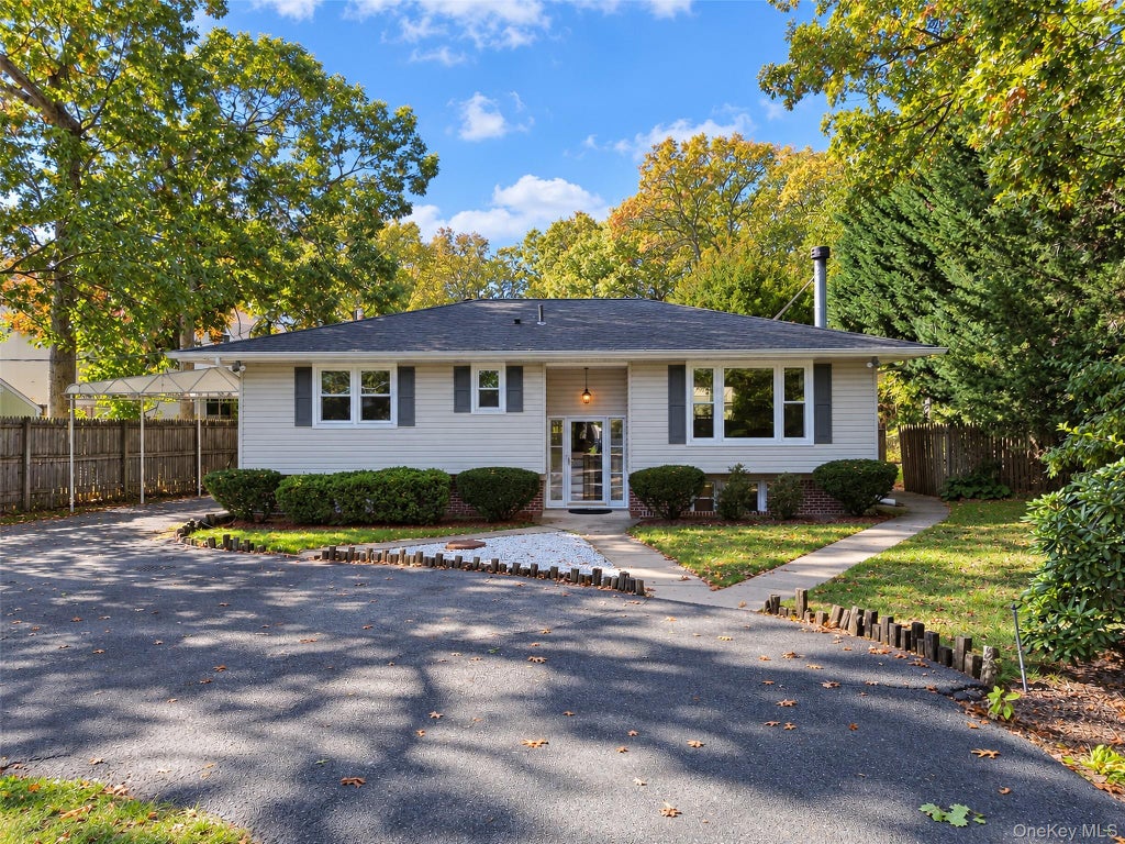 Photo of 1065 Park Avenue, Huntington, NY 11743 (MLS # 1066479)
