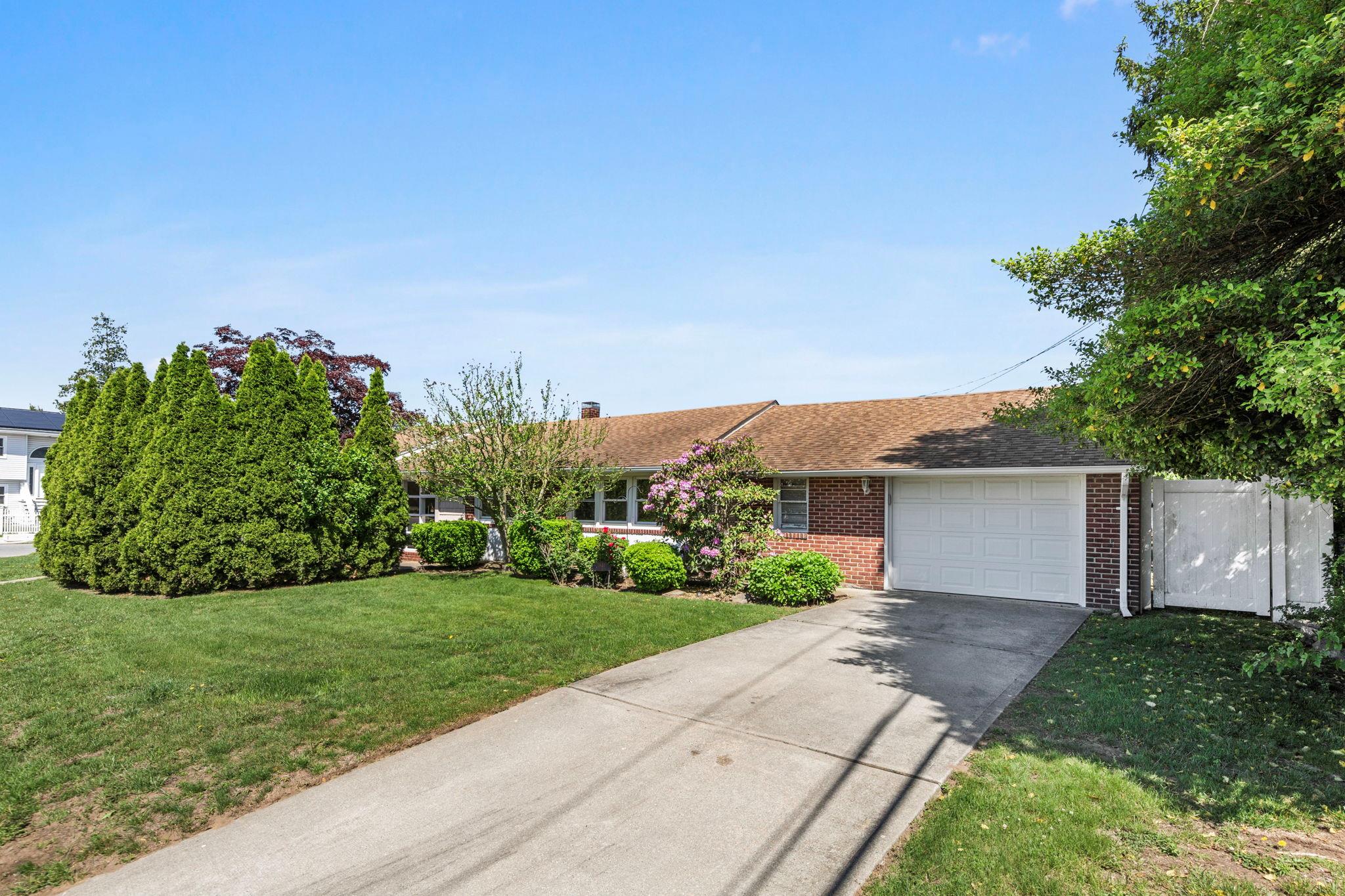 2641 Woods Avenue, East Meadow, New York image 1
