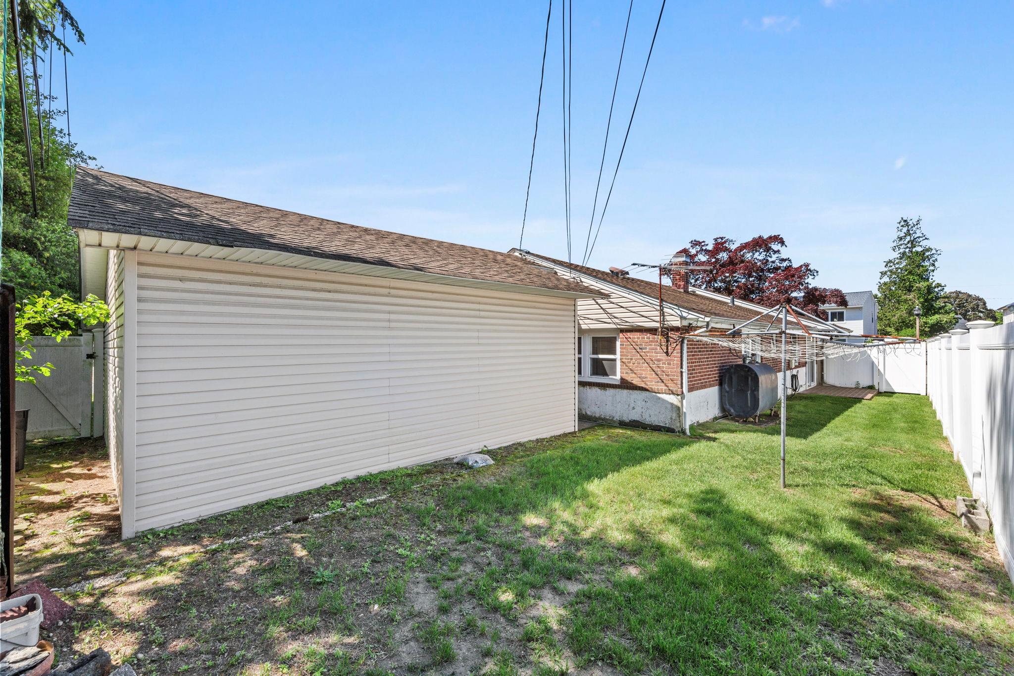 2641 Woods Avenue, East Meadow, New York image 17