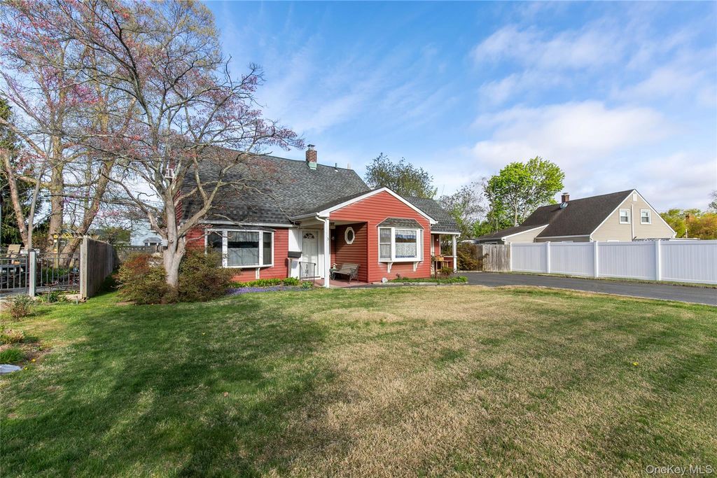 Photo of 5 Crabtree Lane, Levittown, NY 11756 (MLS # 986836)