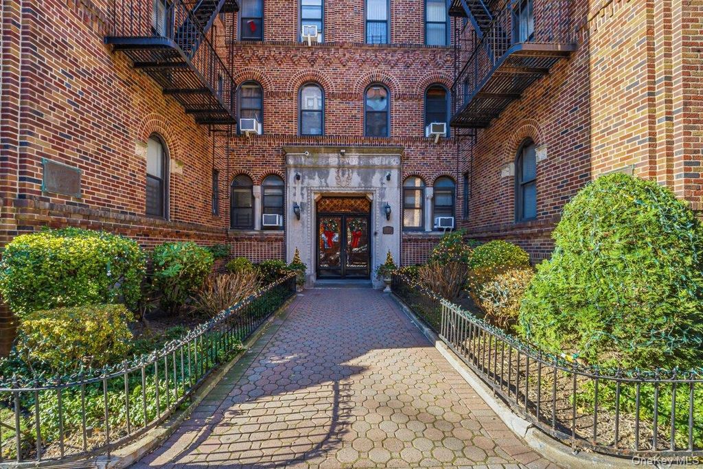 Photo of 110-21 73 Road #6H, Forest Hills, NY 11375 (MLS # 924342)