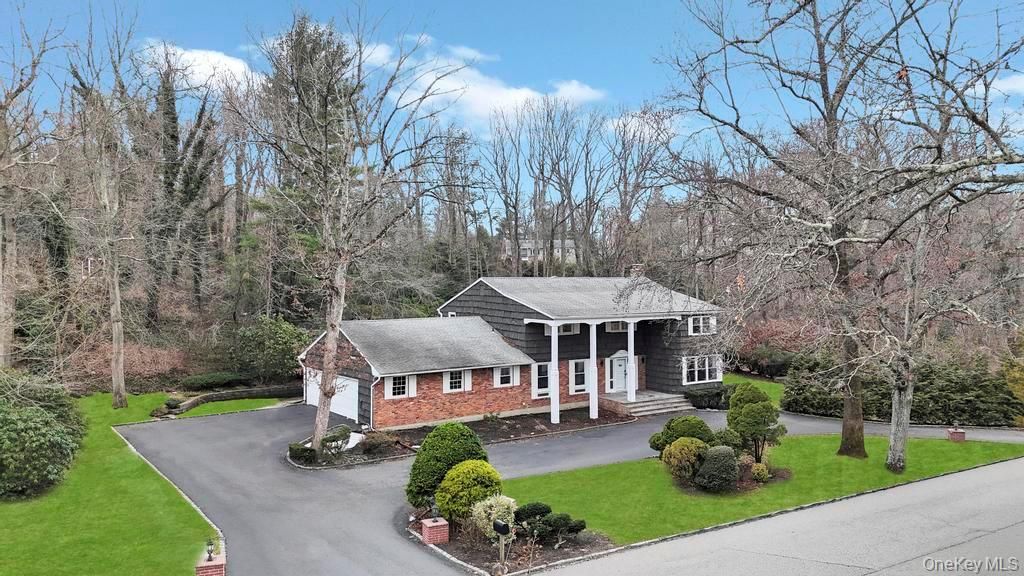 Photo of 10 Hunting Hill Road, Woodbury, NY 11797 (MLS # 971942)